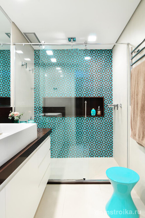 Современная ванная с ярким бирюзовым орнаментом из плитки