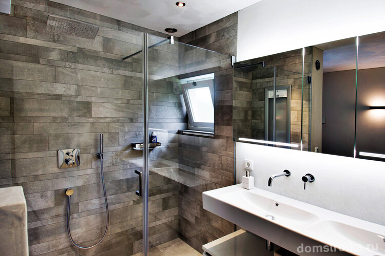 Отражающие стеклянные перегородки так же выигрышно смотрятся в четырёхметровой ванной
