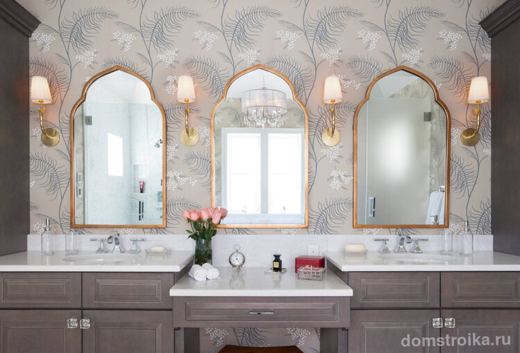 Нейтральная ванная комната, средиземноморский колорит в которую внесли форма зеркал и растительный рисунок на обоях