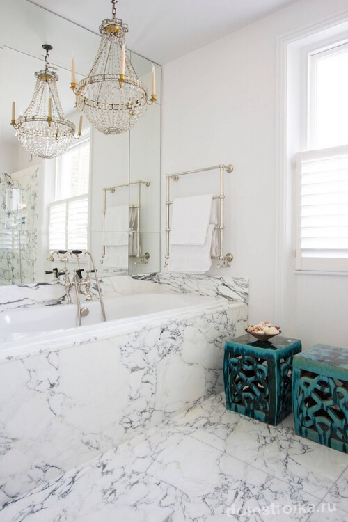 Эклектичная ванная комната: белые стены, хрустальная люстра, мрамор и марокканские аксессуары