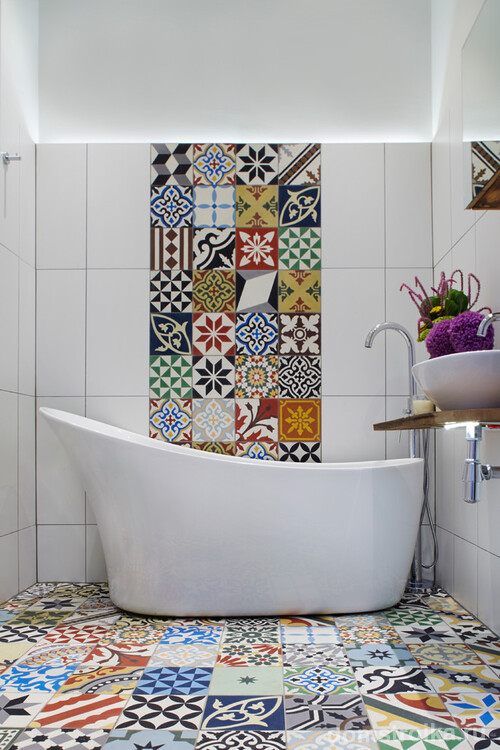 Элементы средиземноморского стиля в компактной современной ванной