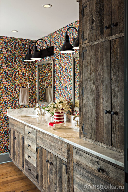 Неожиданное сочетание разноцветных стен и белого мрамора в материале для столешницы в кантри-ванной