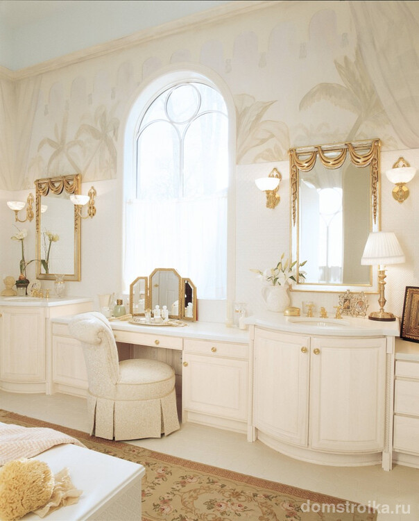 Ванная комната, оформленная в настоящем классическом стиле. Требования к размеру помещения у этого стиля довольно серъезные