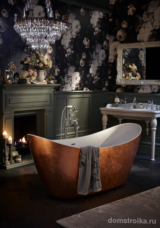 Отдельно стоящая ванна в центре композиции ванной комнаты викторианского стиля