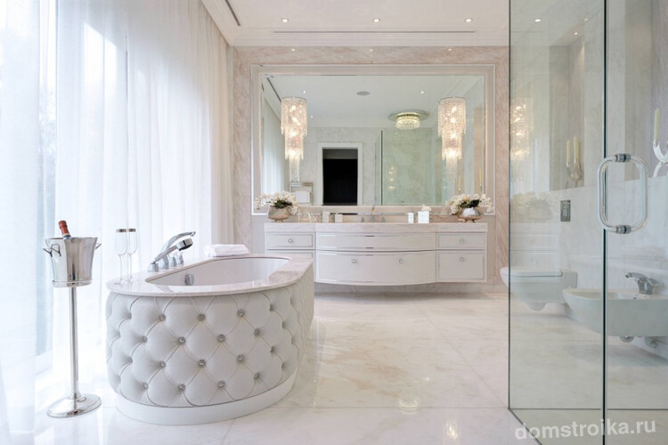 Акцент на личном комфорте и роскоши в полностью белой ванной комнате в стиле Hollywood Regency