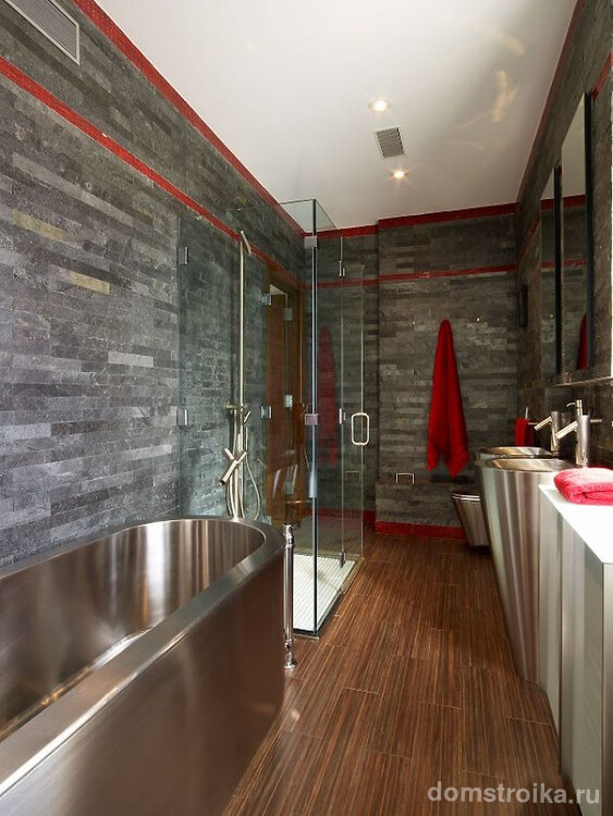 Стильный интерьер ванной комнаты с хромированной сантехникой