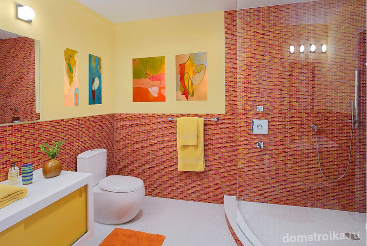 Яркий интерьер ванной комнаты с туалетом