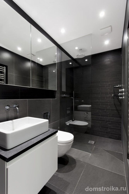 Просторная ванная комната позволит использовать темный интерьер