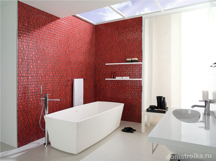Белая ванная комната с красной плиткой весьма актуальная комбинация