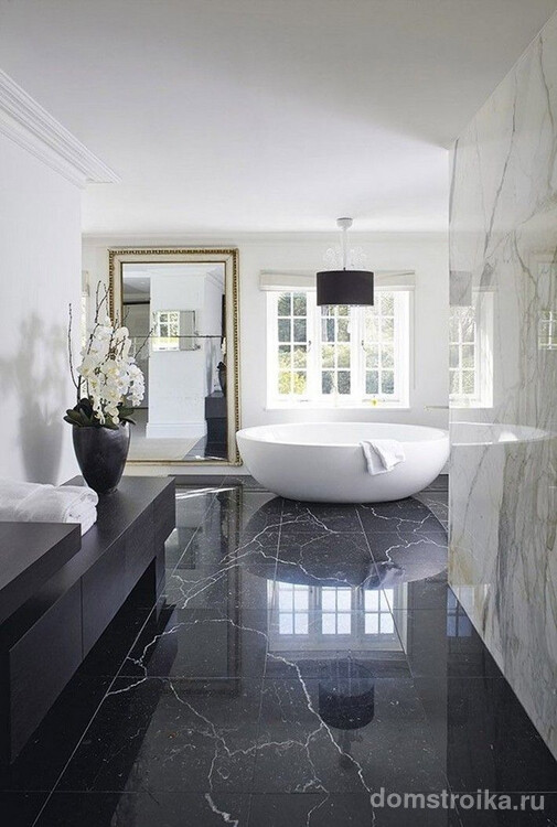 Сделать белую ванную невероятно уютной поможет правильное освещение и зеркала