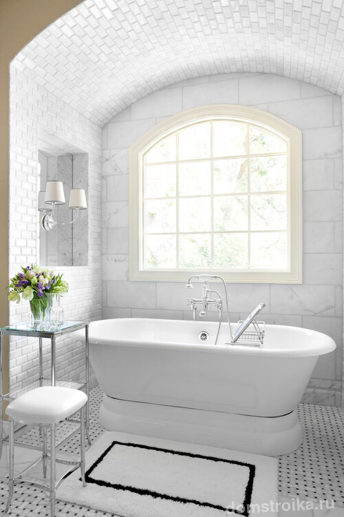Белая ванная может очарововать изысканной простотой и уютом