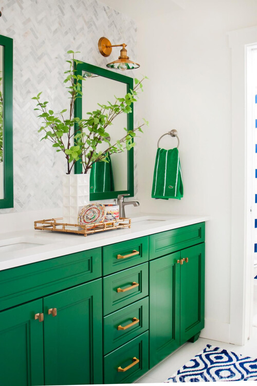 Белый и зеленый цвет идеально сочитаются в оформлении ванной комнаты