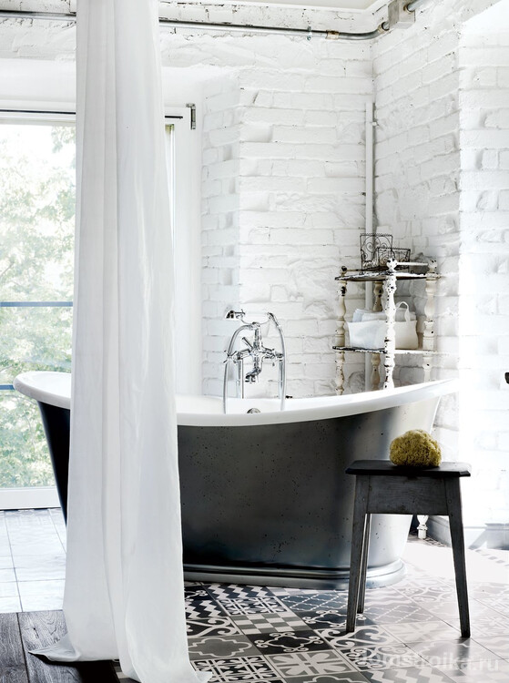 Покрашенная в белый цвет кирпичная стена в ванной комнате