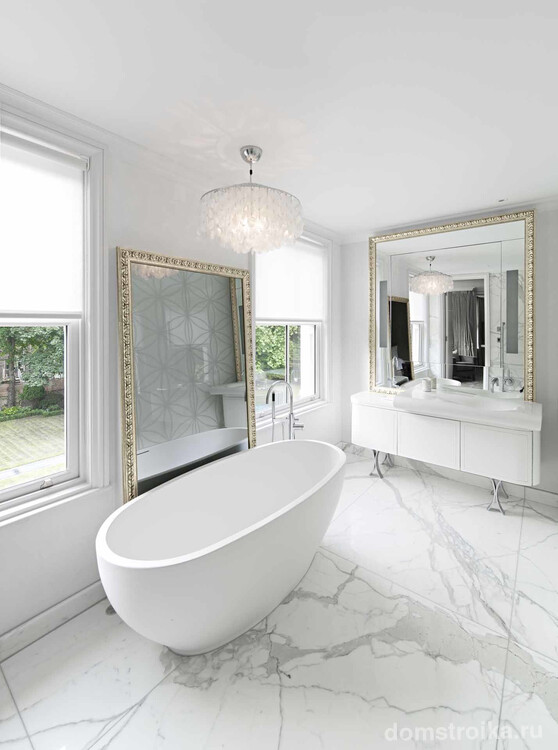 Особой популярностью пользуются интерьеры ванной комнаты белого цвета