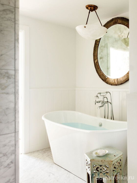Белоснежная ванная комната призвана быть стильной и вдохновляющей, она должна дарить атмосферу чистоты и релаксации