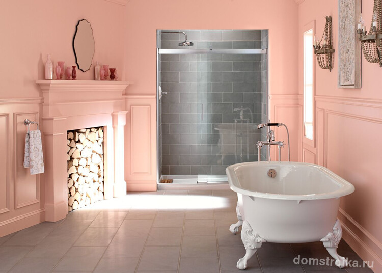 Чудесная персиковая комната с чугунной ванной