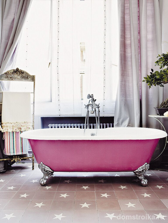 Розовая чугунная ванна