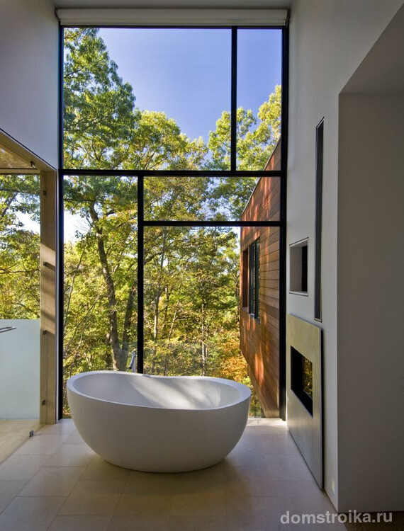 Акриловая ванна возле панорамного окна
