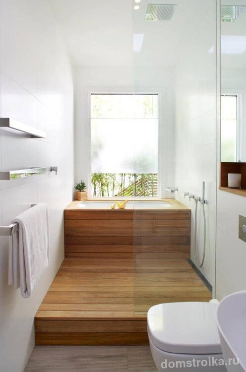 Зона ванной с деревянными панелями, переходящими на пол