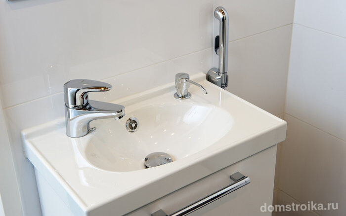 Гигиенический душ для унитаза со смесителем. Раковины для установки в отдельный блок санузла отличаются небольшими габаритами