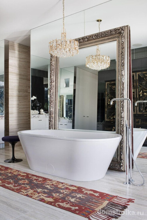 Зеркальная стена и напольное зеркало - креативное решение. Принимая ванну, можно наслаждаться своим отражением