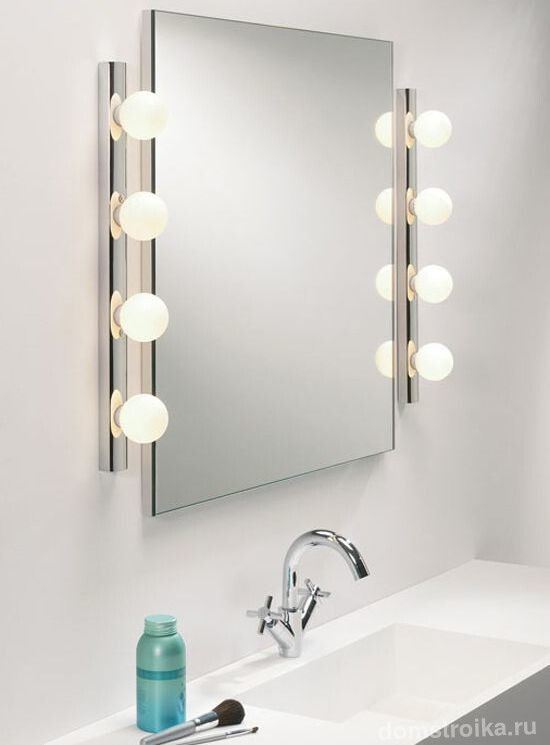 Большое прямоугольное зеркало с подсветкой - идеальный вариант, особенно для женщин