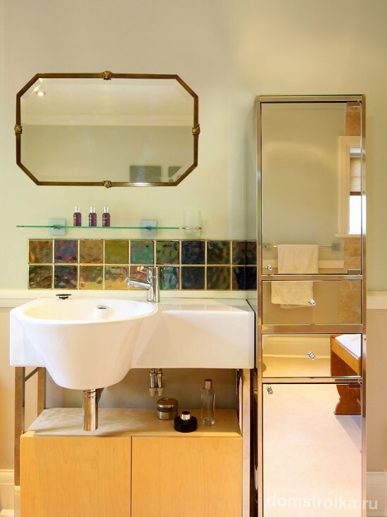 Зеркальный шкаф - не только хранилище для туалетных принадлежностей, но и полноценное зеркало во весь рост