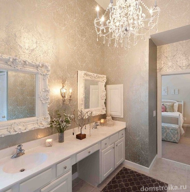 Зеркала в роскошных рамах с лепниной придадут ноту роскоши и элегантности интерьеру женской ванной комнаты