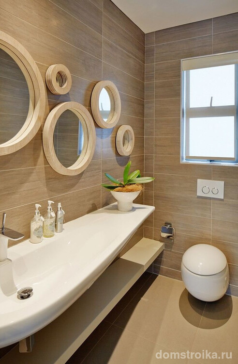 Множество зеркал в интересных рамах - не только комфортное решение, но и стильное украшение ванной комнаты