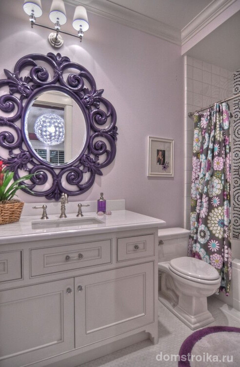 Зеркало в роскошной раме способно преобразить любую ванную комнату