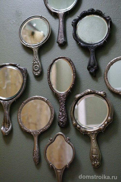 Коллаж из маленьких зеркал на стене в ванной
