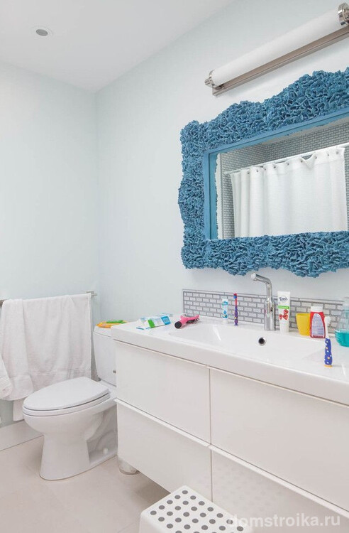 Необычная рама голубого цвета для зеркала - яркий акцент в ванной комнате