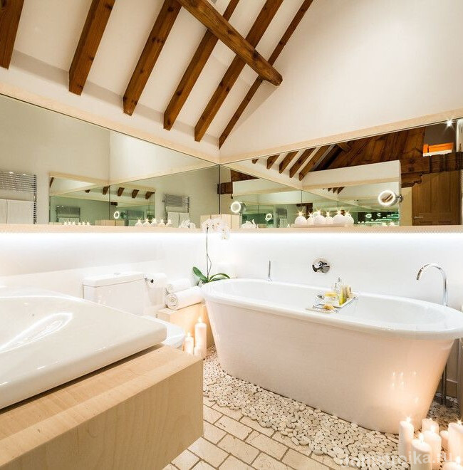 Зеркала по периметру ванной комнаты создают удивительный эффект и делают интерьер по-настоящему роскошным