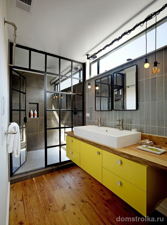 Для ванной в индустриальном стиле подойдет стеклянная дверь в металлическом профиле