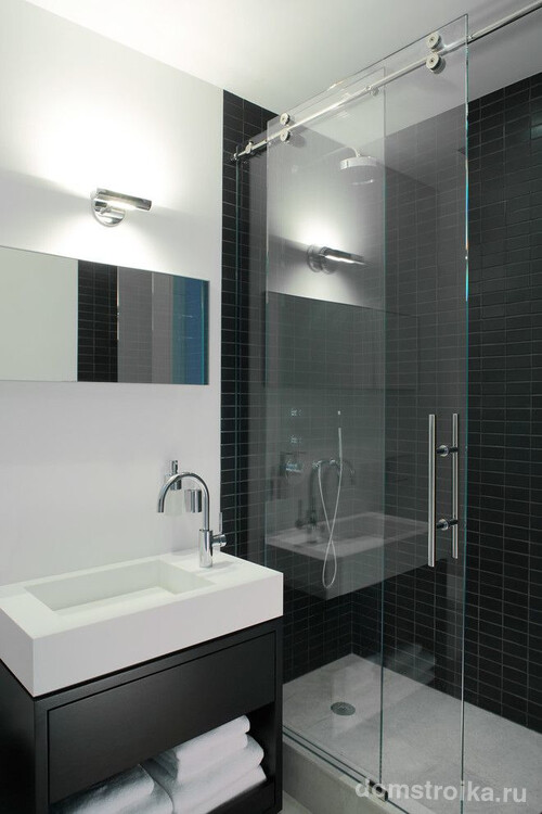 Фурнитуру для стеклянных дверей в ванной лучше подбирать из нержавеющих материалов