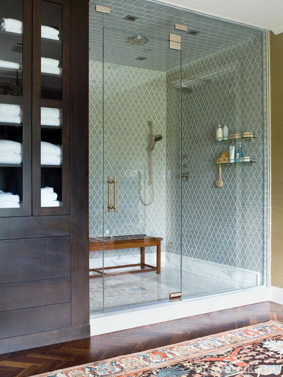 Если душ расположен в нише, стену и дверь целесообразно выполнить из стекла