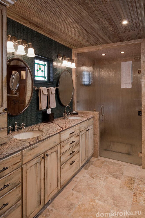Особый шарм ванной комнате придаст рельефная поверхность стеклянной двери