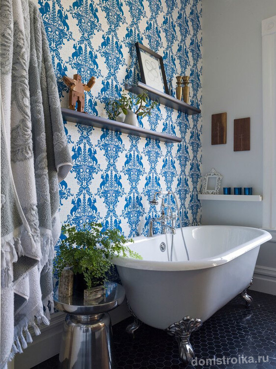 Голубой цвет обоев поможет многократно усилить ощущение чистоты в ванной