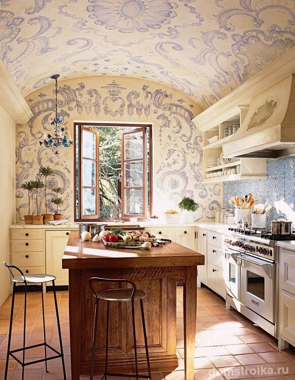 Большая плита и бело-голубой принт на стенах кухни