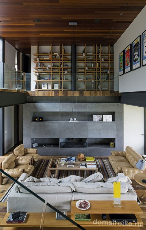 Деревянный потолок и бетонная стена в гостиной в стиле хай-тек