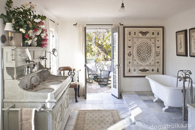 Ванная комната коттеджа, оформленная в стиле прованс