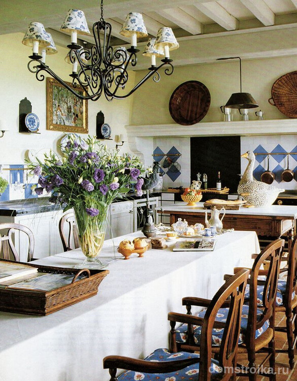 Кухня коттеджа, оформленная в стиле прованс в бело-голубых тонах