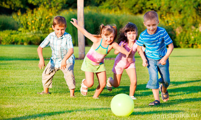 Спортивные площадки для детей должны быть безопасными и находится в поле зрения взрослых