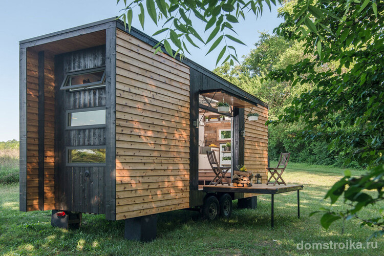 Стильный дизайн небольшого дома на колесах, сделанного из дерева