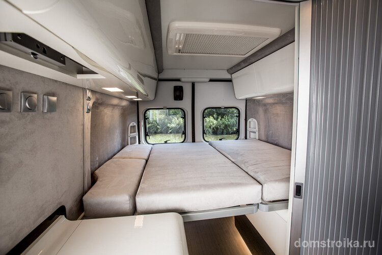 Раскладной диван - отличный вариант для интерьера небольшого дома на колесах