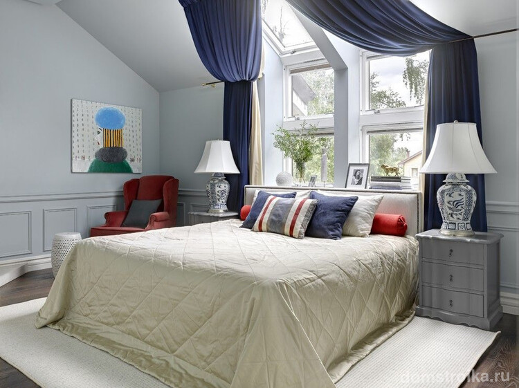 Роскошные плотные портьеры темно-синего цвета в мансардной спальне