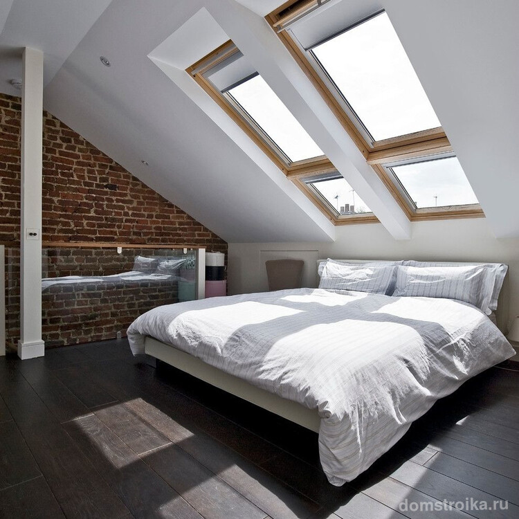 Рулонные шторы на мансардные окна в современной спальне
