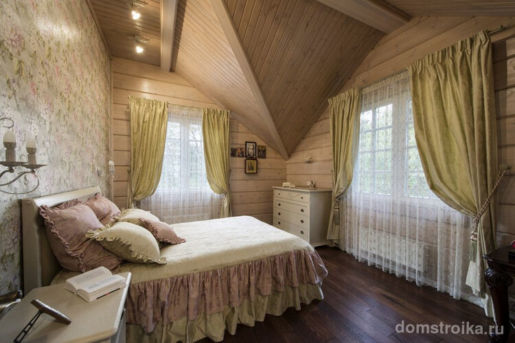 Мансардная спальня в стиле прованс с золотистыми портьерами