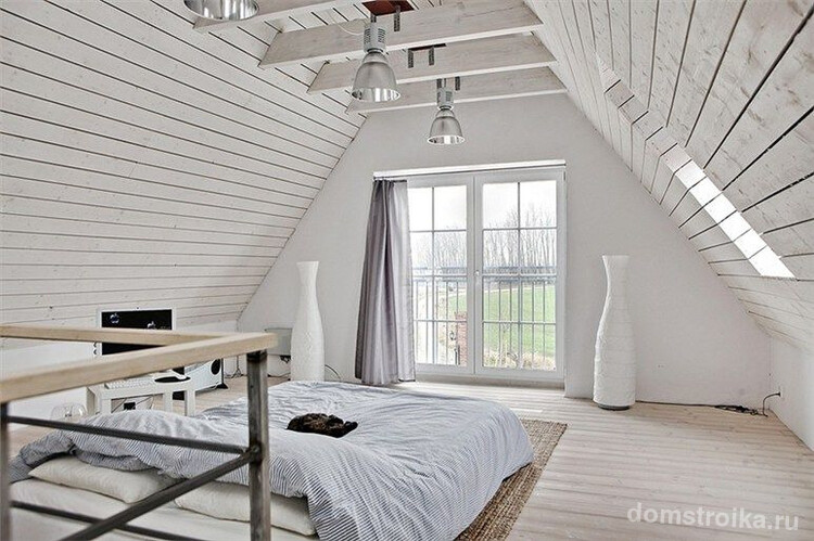 Спальня в скандинавском стиле с серыми полосатыми шторами