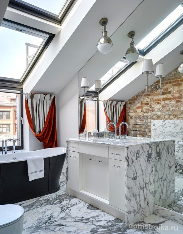 Стильная и современная ванная комната под крышей с большими окнами и двухцветными портьерами